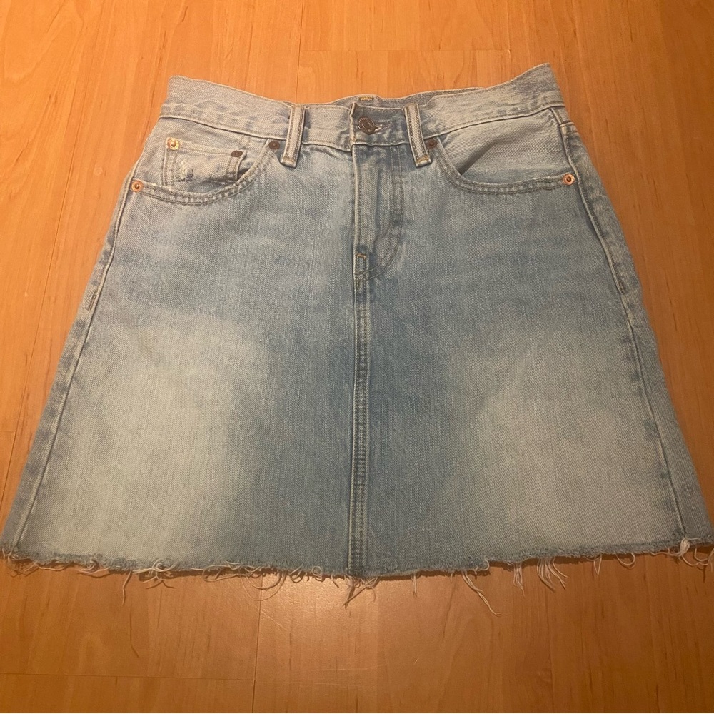 Levi’s Denim Light Wash‎ Mini Skirt 24”